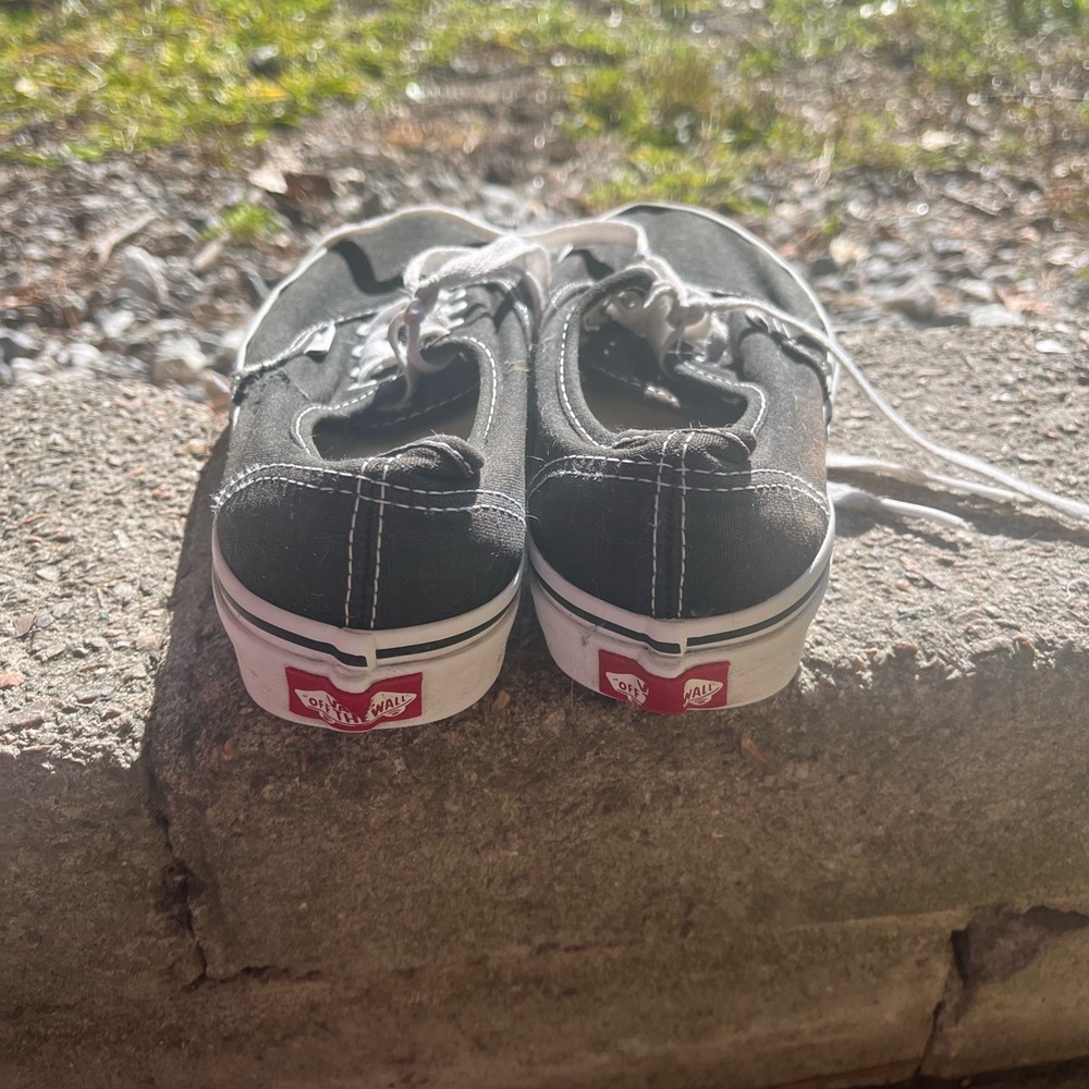 Woman’s Vans Sneakers. Women’s 6 Men’s 4.5